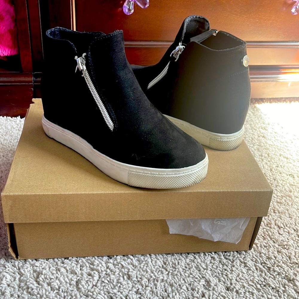 Girls Steve Madden suede black and white wedge shoe